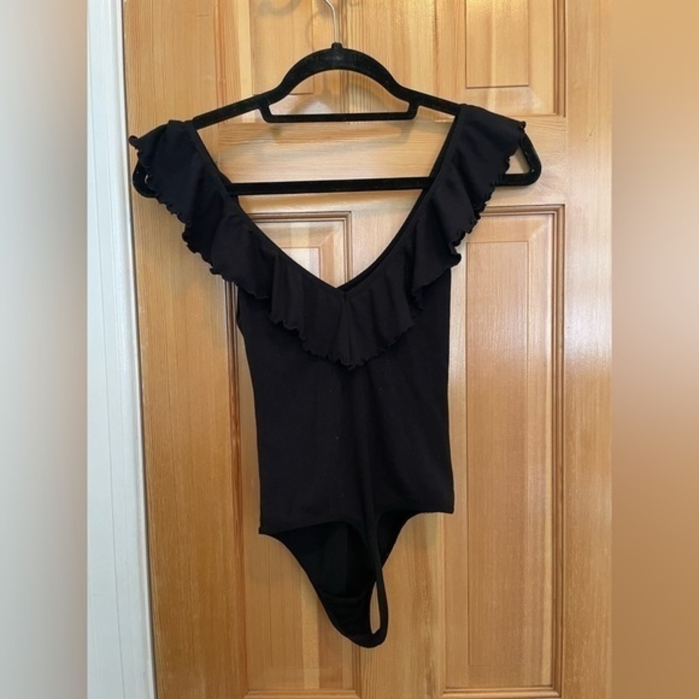 Aritzia Wilfred Ribbed Ruffled V-Neck Bodysuit